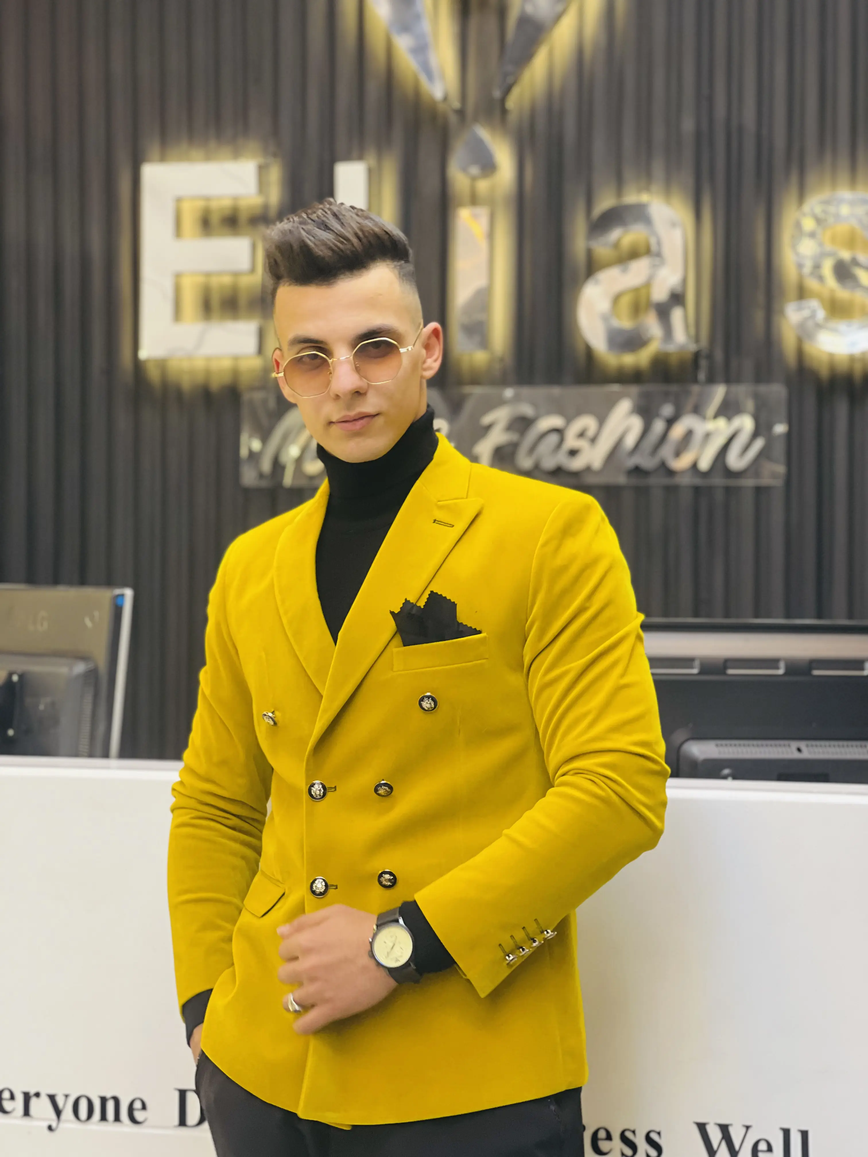 - Plush blazer - Mustard \ - Crozier blazer \ - Golden buttons in black that sparkle with the black color \ - Fits with the shape of your body